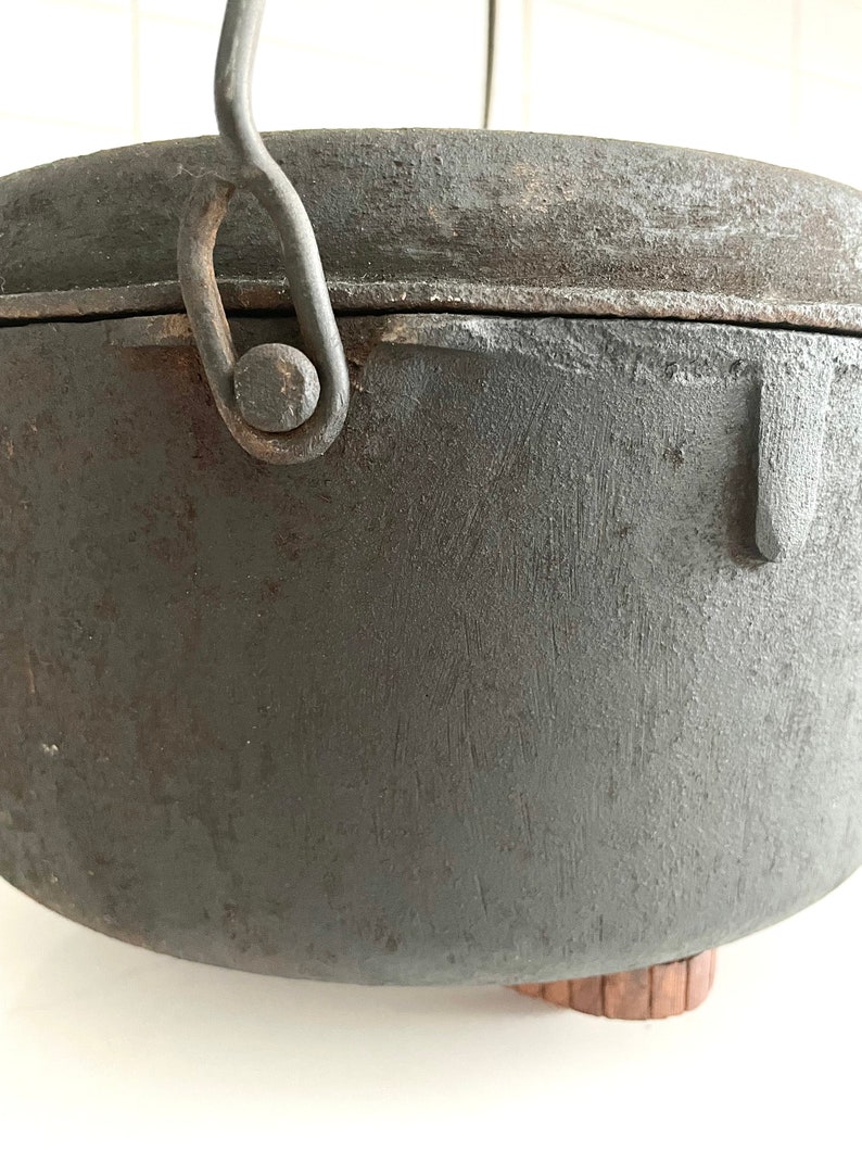 Findlay 9 Cast Iron Dutch Oven Made in Canada Etsy