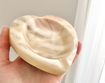 Cenicero de piedra de ónix con decoración de cartas en forma de corazón