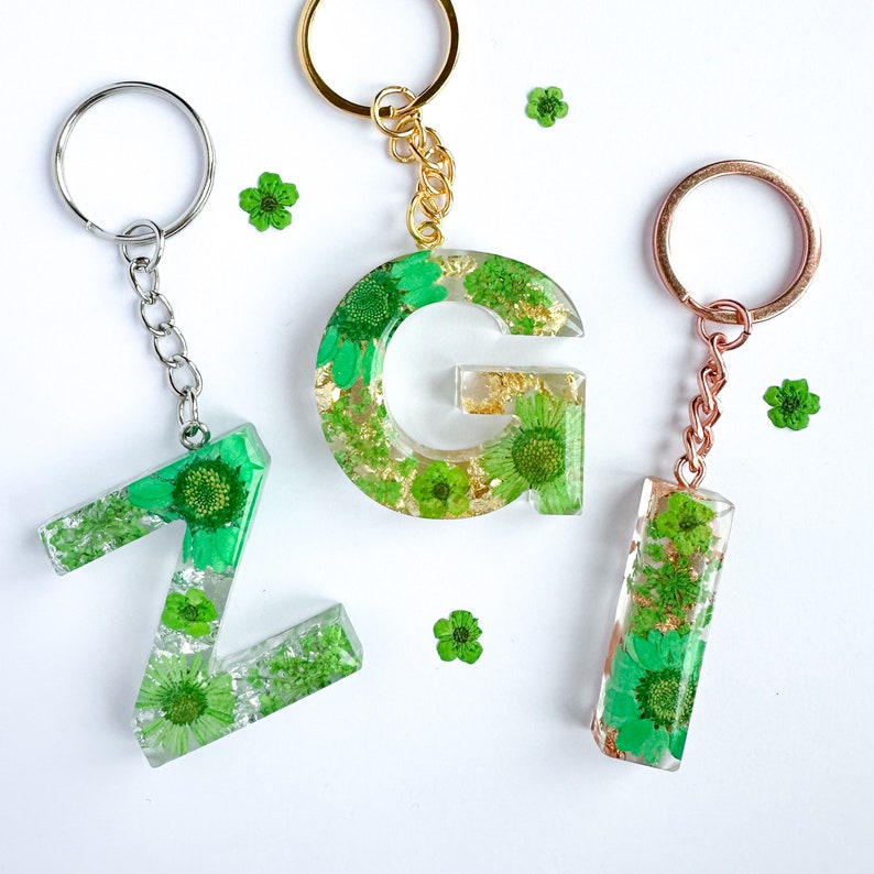 Personalised Initial Flower Resin Keyring, Gift For Her, Teacher Gift, Keyring For Women, Bridesmaid Gift, Custom Keychain, Birthday Gift Green Flowers