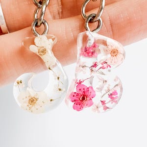Mini chaveiro floral inicial, presente de Páscoa, presente para mãe, presente de aniversário, presente para ela, chaveiro de flores, acessório de bolsa, presente para novo motorista