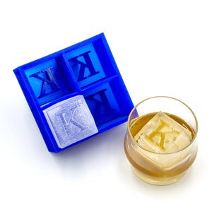 Bandeja para cubitos de hielo con monograma invertido de la letra K, molde de silicona suave, regalo de whisky para bar en casa, idea de mixología, mejora de cócteles artesanales