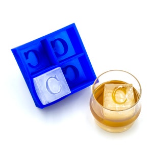Bandeja para cubitos de hielo con monograma de la letra C, molde de silicona suave, regalo de whisky para bar en casa, idea de mixología, cóctel artesanal, día del padre, regalo navideño