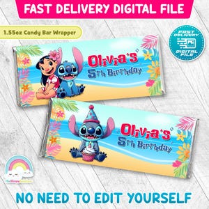 Pode incluir: Duas embalagens de barras de chocolate com tema de praia, com o personagem Stitch de Lilo & Stitch. As embalagens são personalizadas com "Olivia's 5th Birthday" em texto vermelho. As embalagens são decoradas com flores tropicais e o texto "NO NEED TO EDIT YOURSELF".