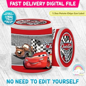 Może przedstawiać: Czerwono-biała etykieta puszki po chipsach ziemniaczanych z Zygzakiem McQueen i Złomkiem z filmu Auta. Etykieta zawiera tekst "1.5oz Potato Chips Can Label" i "Fast Delivery Digital File". Puszka ma czerwoną pokrywkę z wzorem szachownicy.