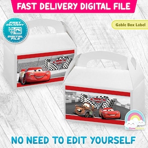 Puede incluir: Dos cajas blancas con gráficos de coches de carreras rojos y negros. Las cajas presentan imágenes de Rayo McQueen y Mate de la película Cars. El texto en las cajas incluye "Charlie" y "Fast Delivery Digital File."