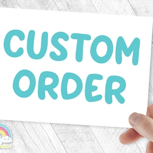 Op de afbeelding: Een witte kaart met de woorden "CUSTOM ORDER" in lichtblauw met afgeronde hoeken.
