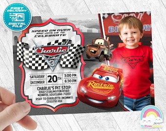 Puede incluir: Una invitación digital para una fiesta de cumpleaños con el tema de Cars. La invitación incluye el texto "Speed on Over and Join Us to Celebrate" y el nombre "Charlie". La imagen incluye a un niño que lleva una camiseta roja con la palabra "Cars".