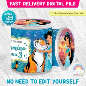 Może przedstawiać: Cyfrowy plik etykiety na chipsy o wadze 42g. Etykieta przedstawia księżniczkę Jasmine z tygrysem i napisem "Little Princess Jasmine Turning 3". Puszka jest niebieska z białą pokrywką i logo tęczy.