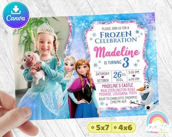 Op de afbeelding: Een Frozen-thema verjaardagsuitnodiging met een foto van een jong meisje dat verkleed is als Elsa van Frozen. De uitnodiging is blauw en roze met sneeuwvlokken en glitter. Het staat er "Doe mee met ons voor een Frozen-viering Madeline wordt 3 jaar" en bevat de datum, tijd en locatie van het feest.