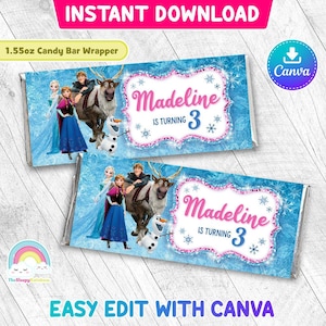 Puede incluir: Envoltorio de barra de caramelo imprimible de 1,55 onzas con temática de Frozen con Elsa, Anna, Kristoff, Olaf y Sven. El envoltorio es azul con copos de nieve y un borde de purpurina rosa y blanco. El texto "Madeline cumple 3 años" está en rosa y blanco.