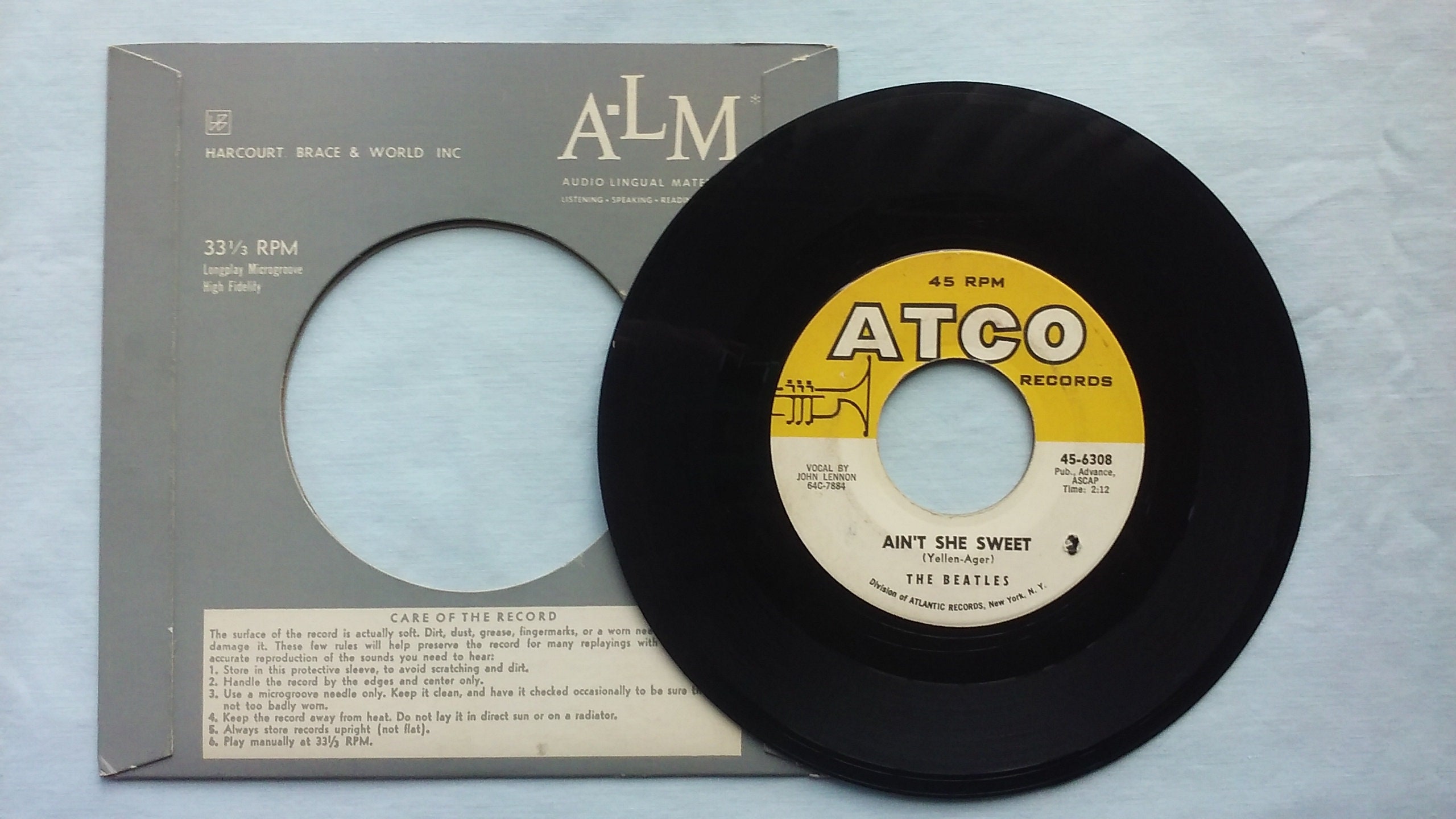 The Beatles, Ain't She Sweet, chant John Lennon, avec Tony