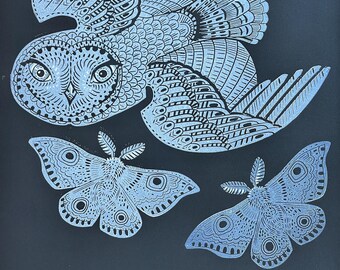 Eule und Motten Linoldruck: Schwarzes Papier, Motten Kunst, handgemacht