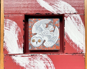 White Winged: Eulenbild in handgemachtem und bemaltem Holzrahmen.