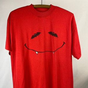 Hallmark Cards Bat Eyes Vampire Smiley T-shirt | millésime des années 1980 | Fabriqué à Kansas City, États-Unis | Vêtements patrimoniaux | Point simple | Doux