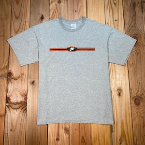 Camiseta vintage Nike Y2K con etiqueta plateada y logo Swoosh en burbuja en el centro - Hecha en EE. UU. - XL imagen 1