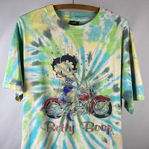 Betty Boop Grafisch Tie Dye T-shirt | Gemaakt in de VS | Erfgoedkleding | Motor Babe Biker Chick | Vintage jaren 90-Streetwear | Enkele steek