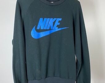 Vintage Nike blauw swoosh-sweater jaren 90 – retro zwarte ronde hals (maat M)