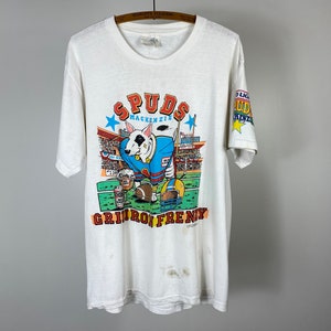 Koszulka z nadrukiem Spuds MacKenzie Gridiron Frenzie ©1987 Bud Light Beer | 100% bawełny | Koszulka vintage z pojedynczym ściegiem i przetarciami