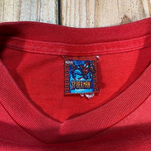 Vintage Spider-Man 2 filmpromo-T-shirt 2004 - Y2K Marvel Comics graphic T-shirt - jeugd groot afbeelding 3