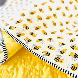 Baby Quilt Blanket - Happy Buzzing Bees Quilt / Quilted Baby Blanket / Cotton Quilt /Crib Blanket / Crib Bedding /Patted Play Mat