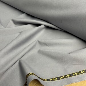 Tissu pour costume en laine mélangée gris clair avec de subtiles nuances de bleu, tissé en Angleterre. TISSU RARE