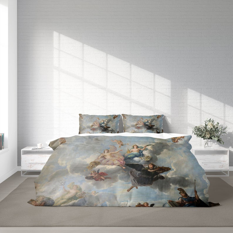 K&ouml;nnte beinhalten: Ein Bettbezug mit einem Vintage-Gem&auml;lde von Engeln und Cherubim, die durch die Wolken fliegen. Das Gem&auml;lde ist in Blaut&ouml;nen, Wei&szlig; und Gold gehalten.