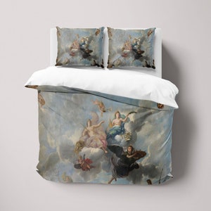 K&ouml;nnte beinhalten: Ein wei&szlig;er Bettbezug mit einem Vintage-Gem&auml;lde von Figuren in den Wolken. Das Gem&auml;lde zeigt einen blauen Himmel mit wei&szlig;en Wolken und mehreren Figuren in wei&szlig;er, blauer und roter Kleidung.