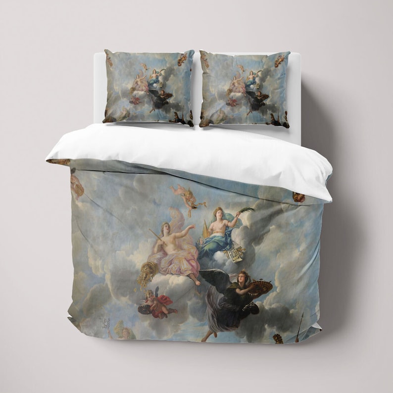 K&ouml;nnte beinhalten: Ein wei&szlig;er Bettbezug mit einem Vintage-Gem&auml;lde von Figuren in den Wolken. Das Gem&auml;lde zeigt einen blauen Himmel mit wei&szlig;en Wolken und mehreren Figuren in wei&szlig;er, blauer und roter Kleidung.