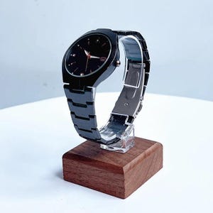 Présentoir pour montres en bois artisanal haut de gamme : idéal pour les amateurs de montres et les collectionneurs à la recherche de style et de fonctionnalité