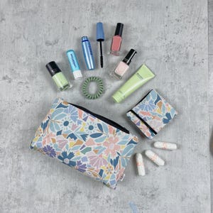 Kosmetiktasche & Tampon-Binden-Tasche aus Stoff mit Modernen Blüten Kosmetiktasche 20x12x3cm | Hygienetäschchen 8,5x9cm | Handgemacht