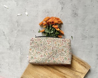 Flower bag set - cosmetic bag (20x13x3 cm) and hygiene bag (18x8,5 cm) - 2 EUR donation per bag to a bee meadow