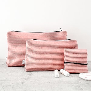 Rosa Cord Kulturbeutel (L26 x H16 x B5cm), Kosmetiktasche (L20 x H12 x B3cm) und Mäppchen für Hygieneartikel | Einzeln oder in Sets