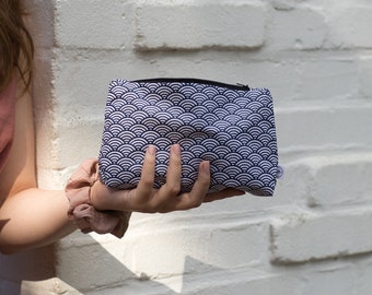 Water-repellent cosmetic bag in dark blue with wave pattern | Handmade | Dimensions L20 x H12 x W3cm