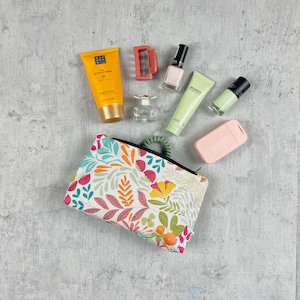 Water-resistant cosmetic bag (20×13×3 cm) with Leaf and flower pattern |Handcrafted with cotton lining | Ideal for travel and daily use