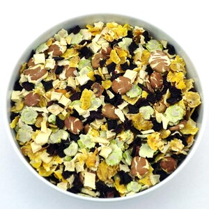 以下が含まれることがあります： 乾燥野菜と豆のスープミックスが入ったボウル。ミックスには、黄色のコーン、乾燥エンドウ豆、ニンジン、豆が含まれています。