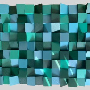 Puede incluir: Una pieza de arte de pared hecha de muchos bloques pequeños, cuadrados y en 3D. Los bloques están dispuestos en un patrón de cuadrícula y están pintados en tonos de azul y verde.