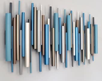 Decorazione murale in legno blu, effetto 3D metallico astratto, pezzo d'arredamento moderno di grande impatto.