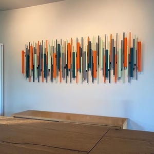 Escultura de pared naranja y verde azulado: arte abstracto moderno de madera de gran tamaño
