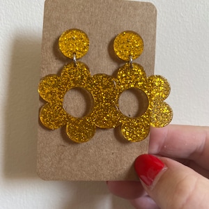 flower power earrings, mary quant daisy, gifts for her, retro earrings, acrylic earrings uk, retro flower earrings, mod earrings,