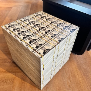 Escultura de mesa cúbica con forma de billete de aniversario de 250 dólares de Donald Trump, mueble auxiliar que dará pie a una conversación.