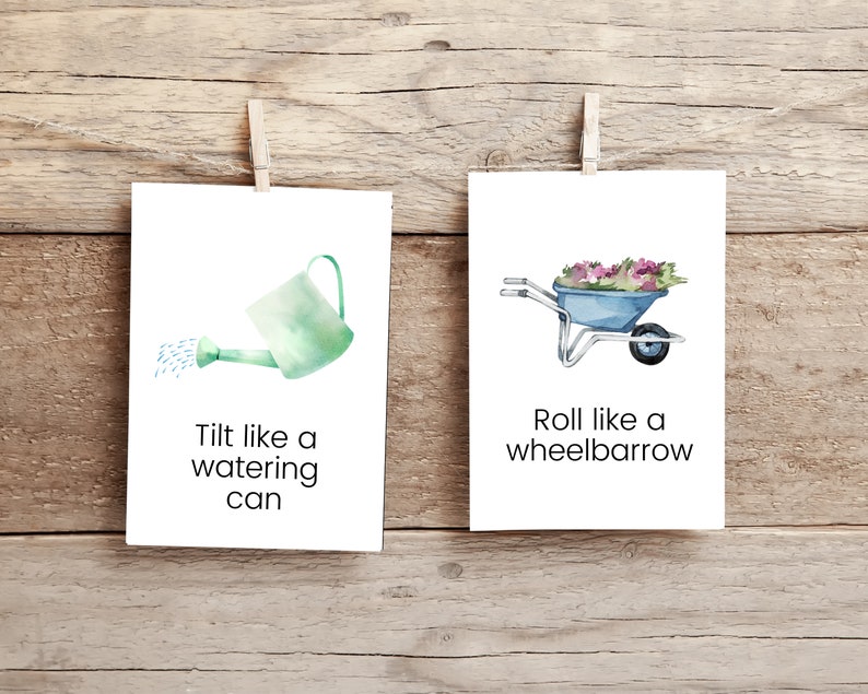 K&ouml;nnte beinhalten: Zwei wei&szlig;e Karten mit Illustrationen und Text. Die linke Karte zeigt eine gr&uuml;ne Gie&szlig;kanne, die Wasser gie&szlig;t. Der Text lautet "Tilt like a watering can". Die rechte Karte zeigt eine blaue Schubkarre mit Blumen. Der Text lautet "Roll like a wheelbarrow".