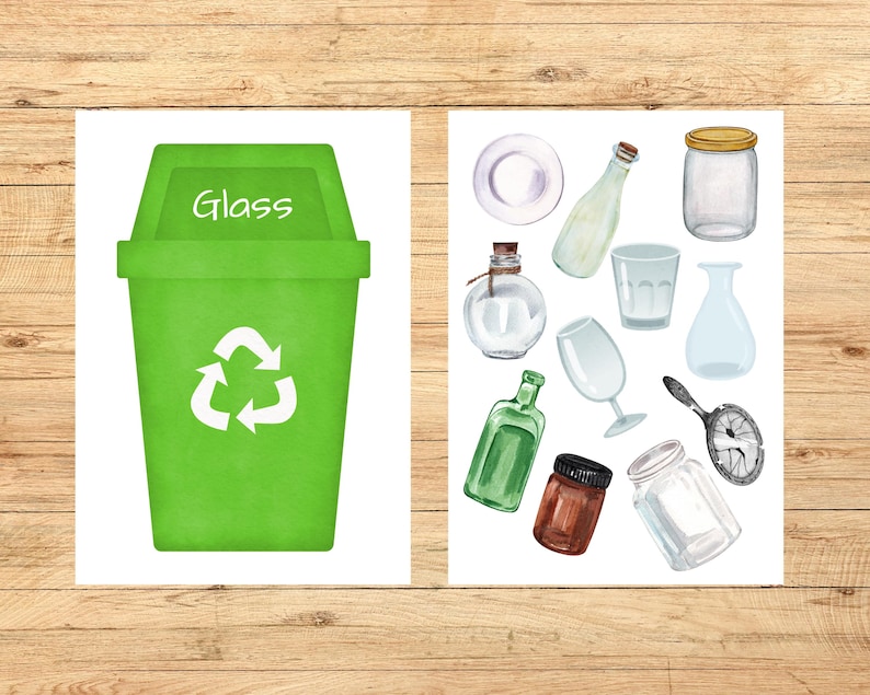 Op de afbeelding: Een groene recyclebak met het woord "Glass" erop en een recycle symbool.  Rondom de bak liggen verschillende glazen voorwerpen, waaronder flessen, potten en een bord.