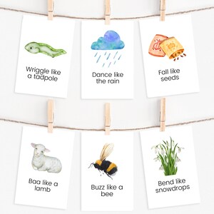 K&ouml;nnte beinhalten: Sechs wei&szlig;e Karten mit Aquarell-Illustrationen und Text. Die Karten zeigen eine Kaulquappe, eine Regenwolke, Samen, ein Lamm, eine Biene und Schneegl&ouml;ckchen. Jede Karte hat einen Spruch, der die Bewegung des Objekts auf dem Bild beschreibt, wie "Wriggle like a tadpole" und "Dance like the rain".