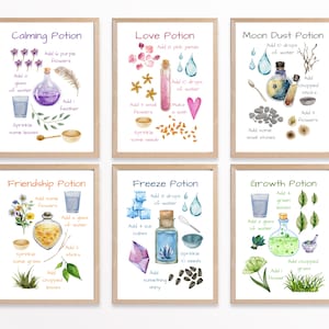 Peut inclure: Six cartes de recette de potion illustr&eacute;es avec des illustrations &agrave; l'aquarelle d'ingr&eacute;dients et d'instructions. Les cartes sont intitul&eacute;es : Potion apaisante, Potion d'amour, Potion de poussi&egrave;re de lune, Potion d'amiti&eacute;, Potion de cong&eacute;lation et Potion de croissance.