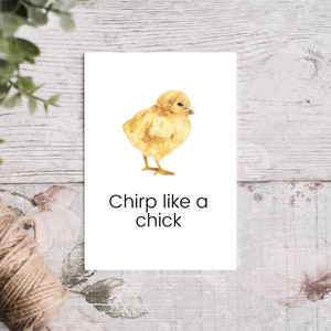 K&ouml;nnte beinhalten: Eine Aquarell-Illustration eines gelben K&uuml;ken auf einer wei&szlig;en Karte mit dem Text "Chirp like a chick".