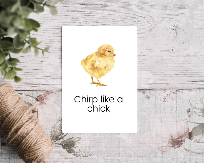 K&ouml;nnte beinhalten: Eine Aquarell-Illustration eines gelben K&uuml;ken auf einer wei&szlig;en Karte mit dem Text "Chirp like a chick".