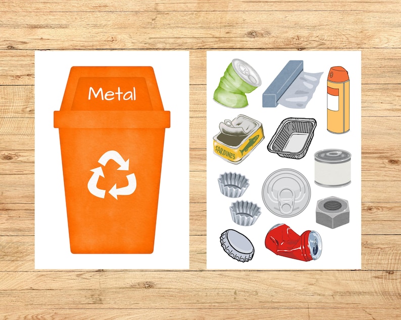 Op de afbeelding: Een oranje recyclebak met het label "Metal" en een wit recycle symbool. De bak is omringd door verschillende metalen voorwerpen, waaronder blikjes, flessendoppen en een spuitbus.