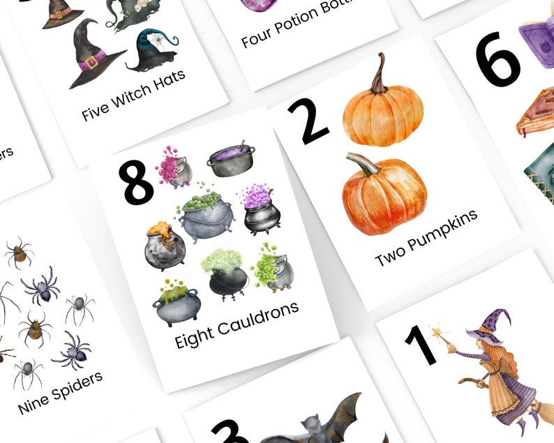 Puede incluir: Un conjunto de diez tarjetas ilustradas con im&aacute;genes y n&uacute;meros de tem&aacute;tica de Halloween. Las tarjetas incluyen im&aacute;genes de sombreros de bruja, calderos, calabazas, ara&ntilde;as y murci&eacute;lagos. Cada tarjeta tiene un n&uacute;mero del uno al diez y una descripci&oacute;n correspondiente de la imagen, como "Cinco sombreros de bruja" o "Dos calabazas".
