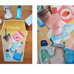 Op de afbeelding: Een gele recyclebak met het woord "Plastic" erop. De bak is gevuld met verschillende plastic voorwerpen, waaronder een fles shampoo, een tube tandpasta, een plastic beker, een plastic rietje en een plastic zak.