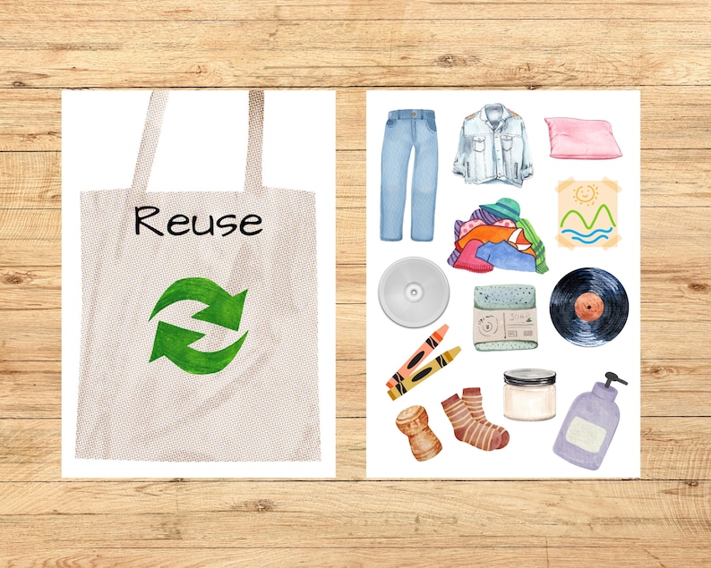 Op de afbeelding: Een witte tote bag met het woord "Hergebruik" en een groen recycle-symbool. De tas bevindt zich naast een witte kaart met illustraties van verschillende items die hergebruikt kunnen worden, waaronder kleding, een plaat, een kussen, kleurpotloden en een fles lotion.